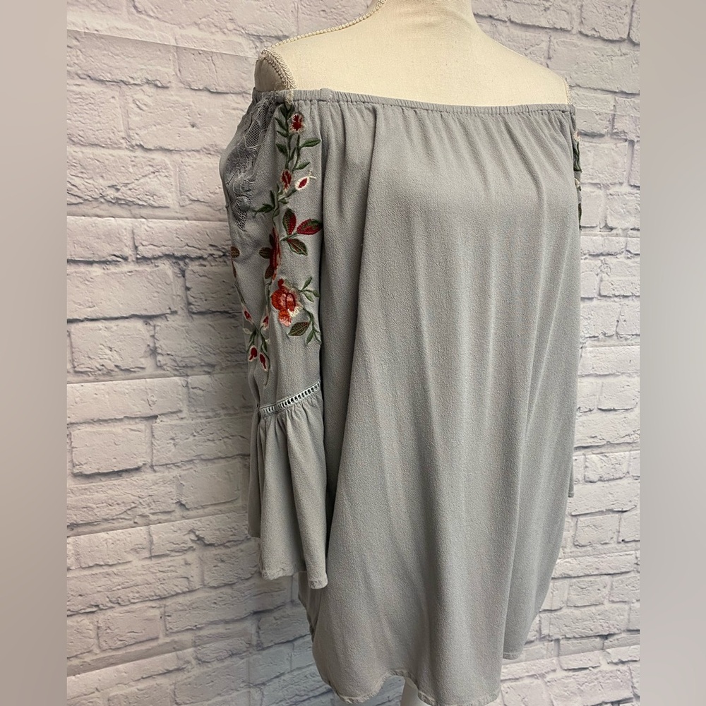Umgee Off-Shoulder Crepe Gray Boho Dress with Floral Embroidery Size Medium